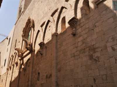  Il paretone � scandito da mensole, sormontate da vistosi archi decorativi: il motivo decorativo si ripete anche nella facciata restrostante...